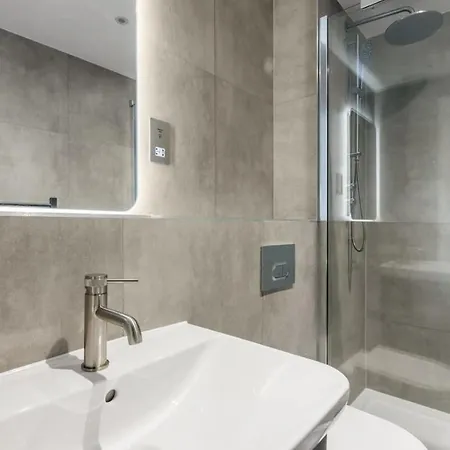 Stunning Modern 2 Bedroom In